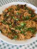 Nouilles de riz sautées aux légumes et épices