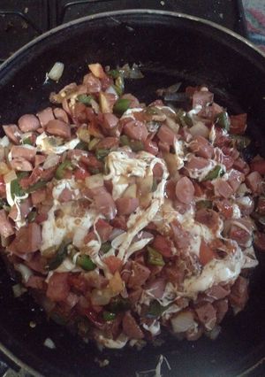 Una foto de Salchichas y jamón a la mexicana con queso versión# 2💚🍅🤍