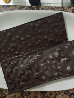 Una foto de Turrón de chocolate negro con anacardos