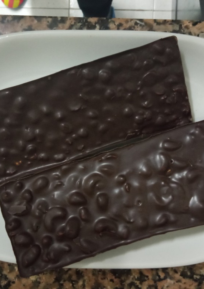 Una foto de Turrón de chocolate negro con anacardos