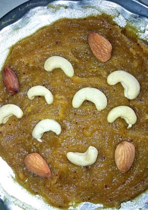A picture of Besan halwa.