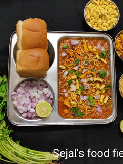 મિસળ પાઉં (Misal Pav Recipe In Gujarati) રેસીપી મુખ્ય ફોટો