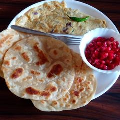 A picture of Porota,dimer Omellete.