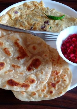 A picture of Porota,dimer Omellete.