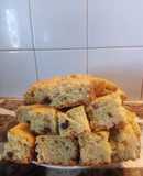 Cuadraditos de pera y manzana con pasas de uva, almendras