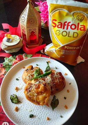 A picture of Cheesy swiss roll pakoda.