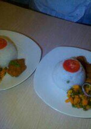 A picture of Braised rice with deep fried chicken and mixed vegetables.