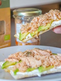Una foto de Tostadas de salmón salvaje y aguacate