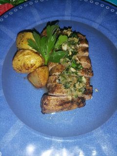 Una foto de Filete al perejil con papas rústicas