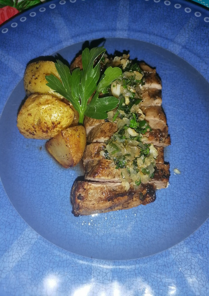 Una foto de Filete al perejil con papas rústicas