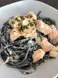 Pasta “Nero dí sepia” con Salmon y Gambas