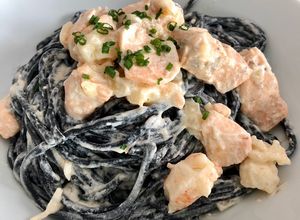Foto principal de Pasta “Nero dí sepia” con Salmon y Gambas