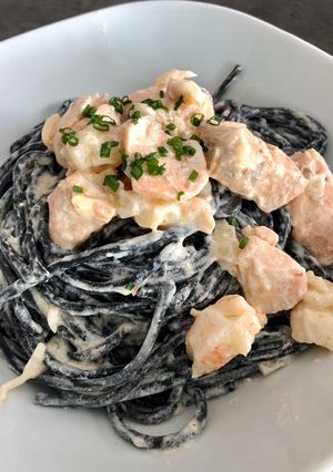Una foto de Pasta “Nero dí sepia” con Salmon y Gambas