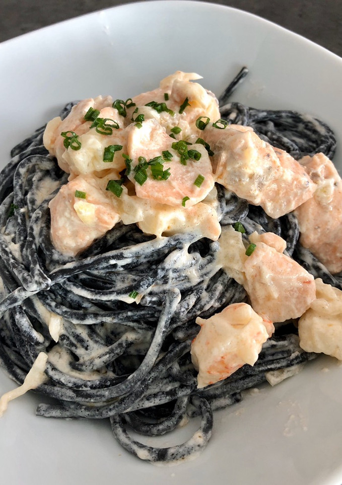 Una foto de Pasta “Nero dí sepia” con Salmon y Gambas