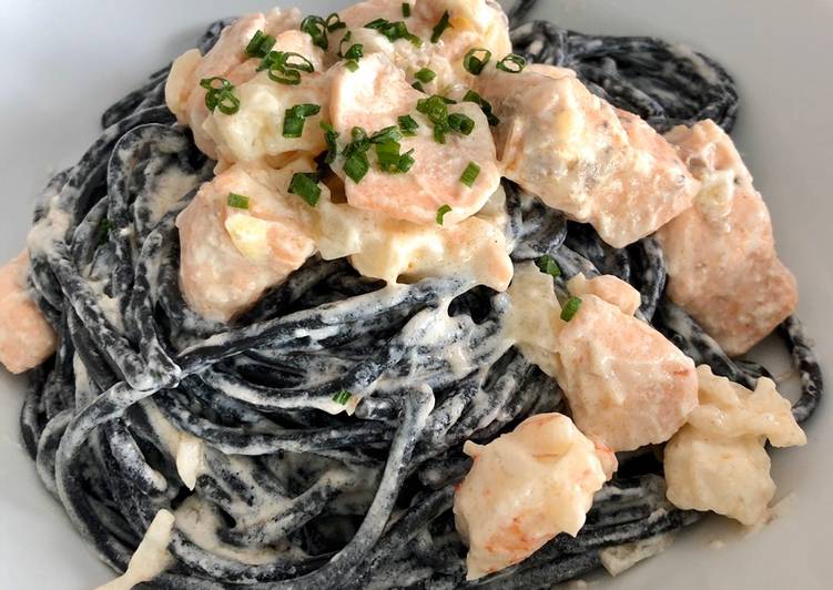 Pasta “Nero dí sepia” con Salmon y Gambas