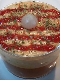 Una foto de Vasitos con ensaladilla de gambas y sopa de tomate gelificada