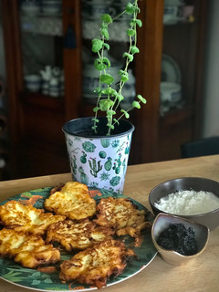 Una foto de Placki ziemniaczane —Tortitas de patata—