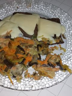Una foto de Seudo tortilla de vegetales con bifes a la plancha