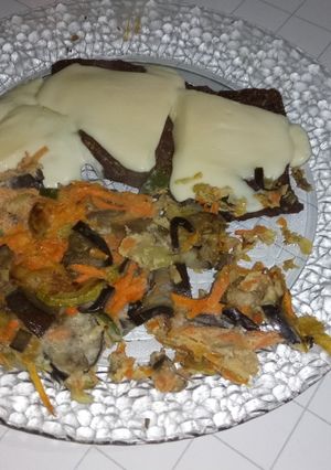 Una foto de Seudo tortilla de vegetales con bifes a la plancha