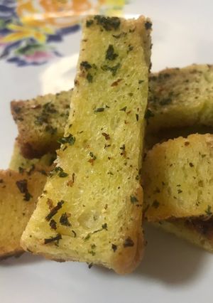 Una foto de Crostinis con ajo y perejil