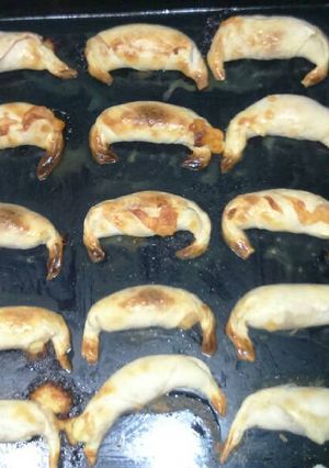 Una foto de Medialunas de jamón y queso