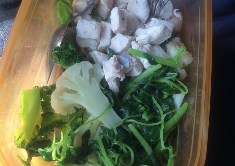Bagaimana Membuat Ayam &amp; sayur rebus (menu diet) yang Enak Banget