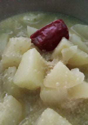 A picture of Aloo posto.