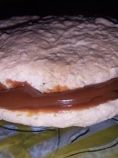 Una foto de Alfajor de maicena fácil y rico