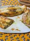 Feuilletés de knackis au pesto d'ail des ours, parmesan et pavot bleu