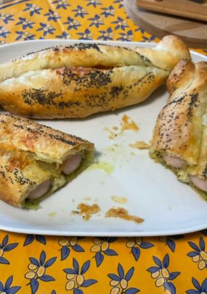 Une photo de Feuilletés de knackis au pesto d'ail des ours, parmesan et pavot bleu
