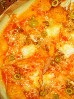 صورة لوصفة بيتزا بعجينة خفيفة كالقطن 🍕