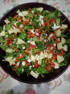 Una foto de Ensalada de canónigos y rúcula con manzana