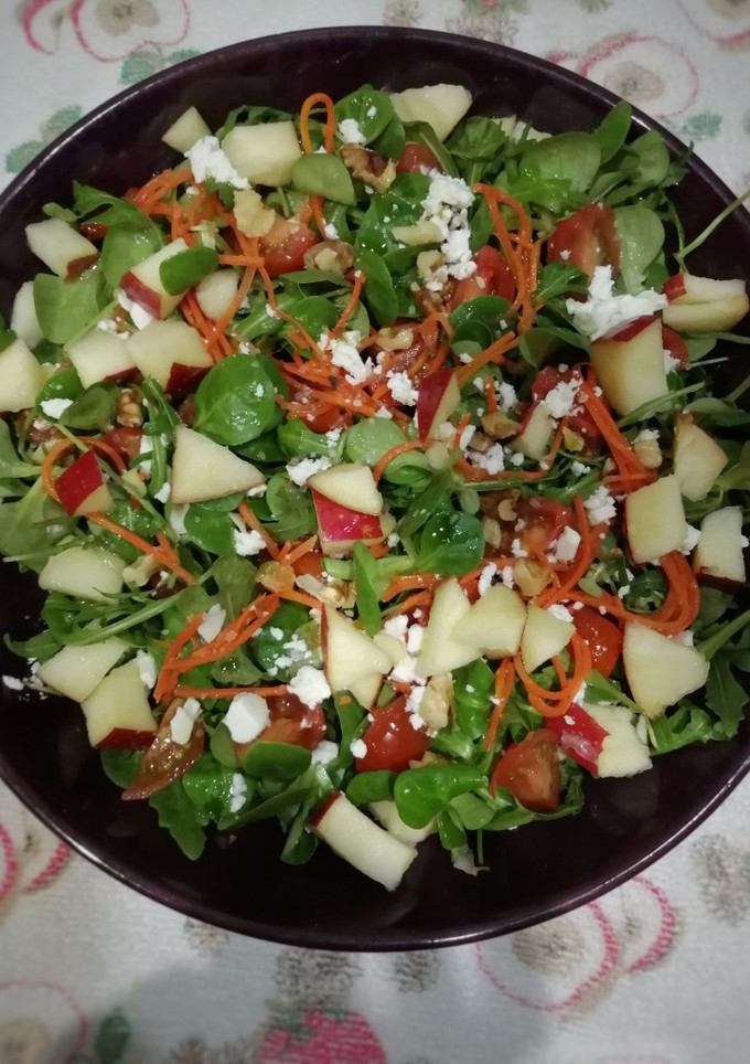 Una foto de Ensalada de canónigos y rúcula con manzana