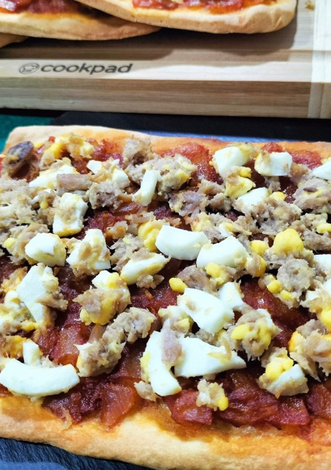 Una foto de Coca de tomate, atún y huevo con masa de pizza