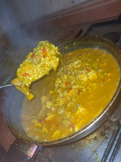 Una foto de Arroz con carne de cerdo o pollo. Como usted desee