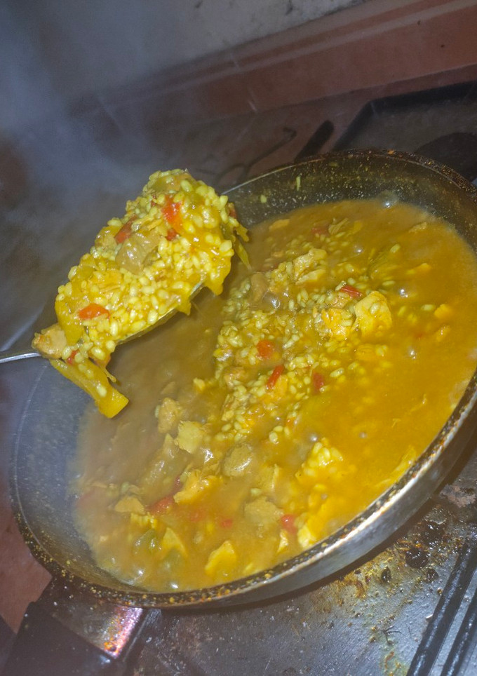 Una foto de Arroz con carne de cerdo o pollo. Como usted desee