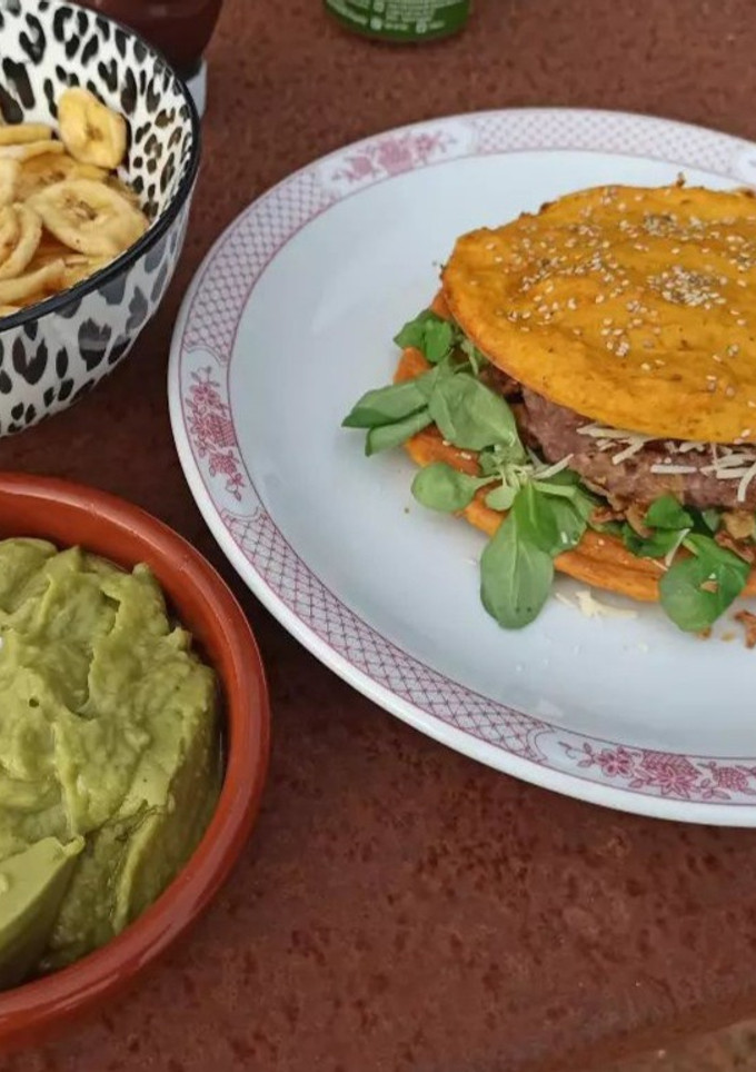 Una foto de Hamburguesa con pan de zanahoria