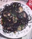 Espaguetis de sípia amb gambes, xampinyons i espinacs