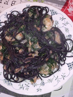 Una foto de Espaguetis de sípia amb gambes, xampinyons i espinacs