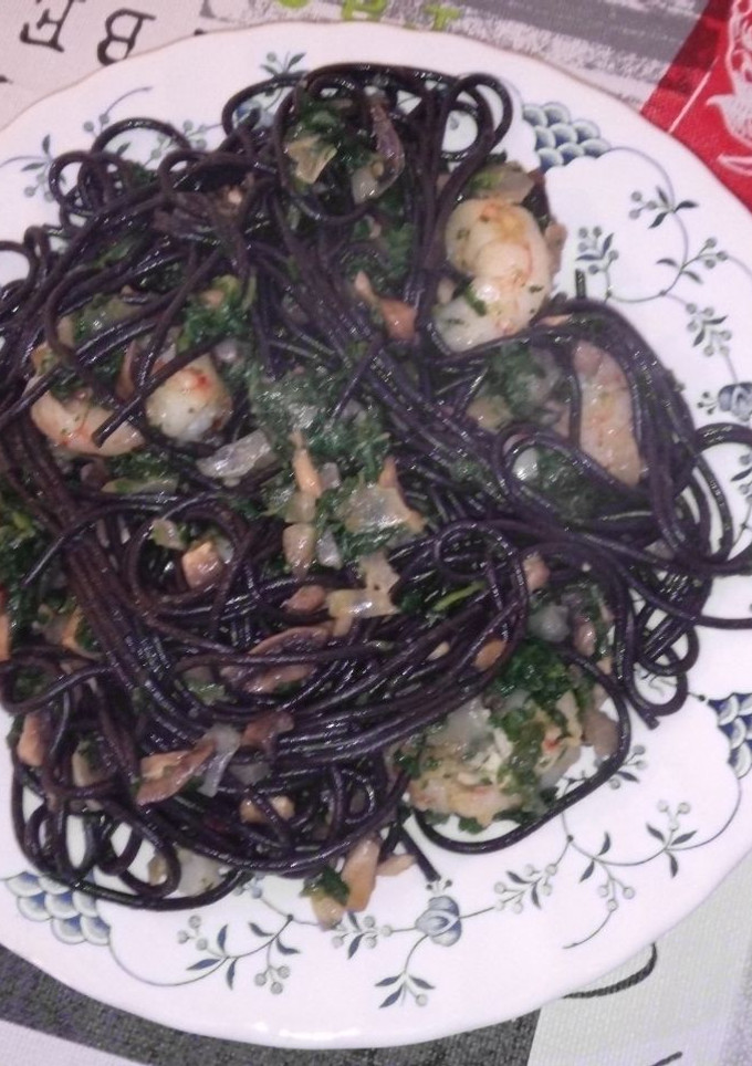 Una foto de Espaguetis de sípia amb gambes, xampinyons i espinacs