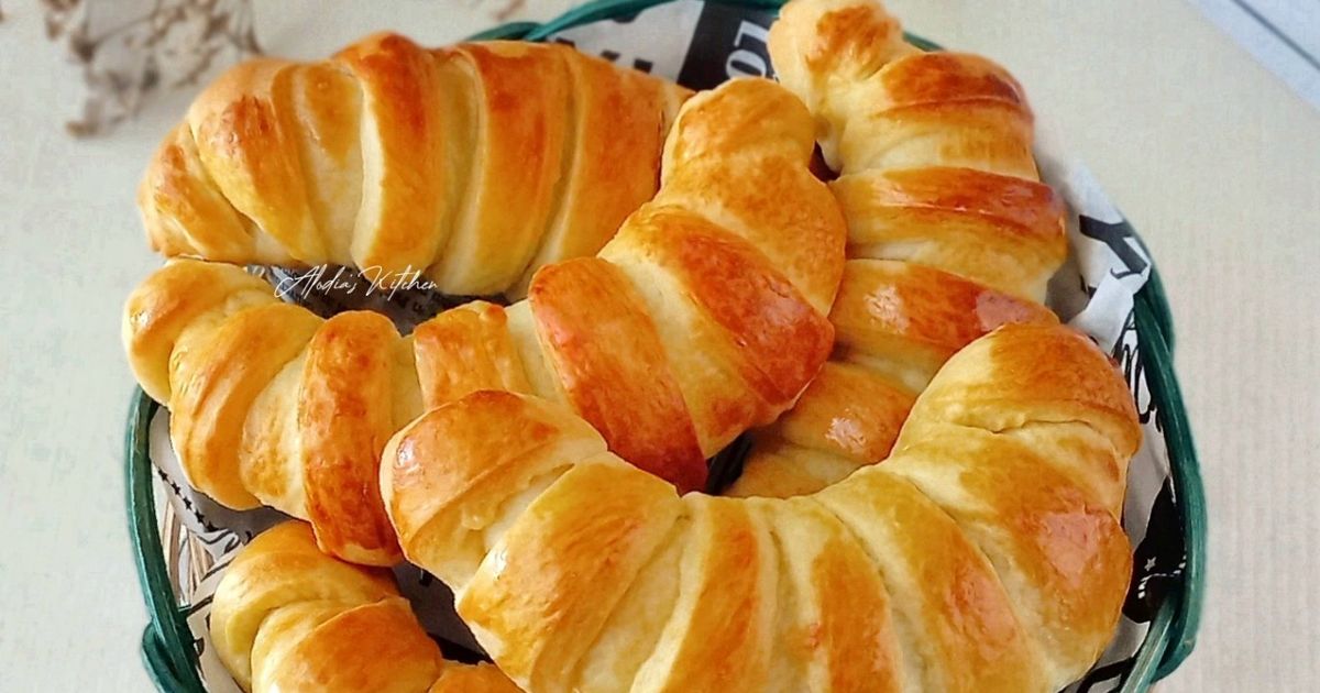 Soft Bread Sausage Bolognese