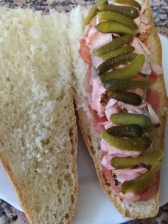 Una foto de Bocata de salmón y pepinillos