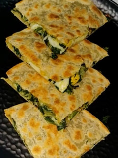 પાલક મકાઇ પરોઠા (Palak makai parotha recipe in Gujarati) રેસીપી મુખ્ય ફોટો
