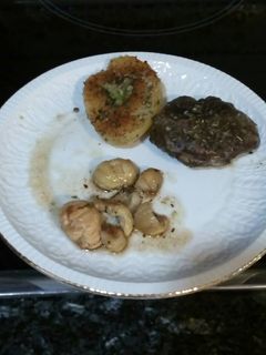 Una foto de Carrilleras de cerdo con castañas y patatas
