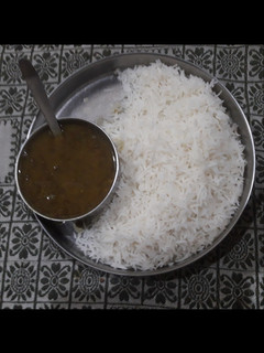 A picture of Kali Malka Dal aur chawal.