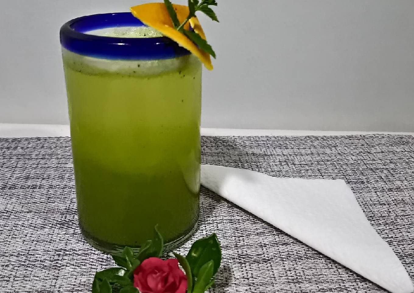 Bebida de piña/chaya con agua mineral