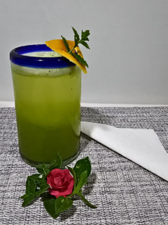 Una foto de Bebida de piña/chaya con agua mineral