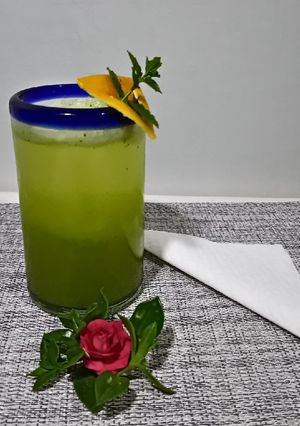 Una foto de Bebida de piña/chaya con agua mineral