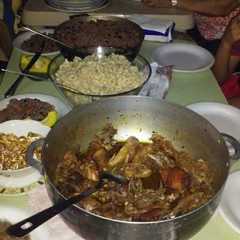 Una foto de Gallinazo criollo con moro negro y pasta