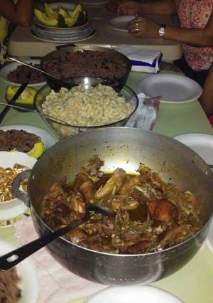 Una foto de Gallinazo criollo con moro negro y pasta
